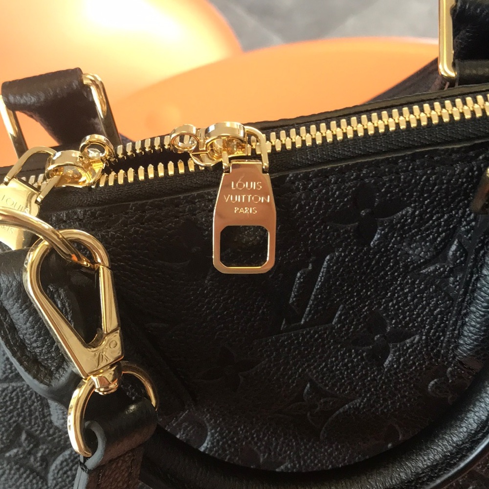 Louis Vuitton - Picture 3 of 7